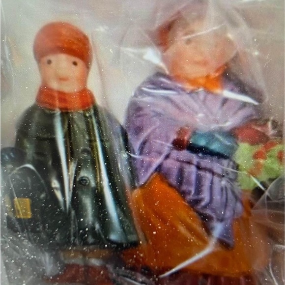 Dept.56 Dickens Village - Carolers on the Doorstep” set...